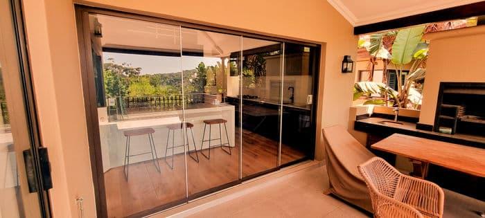 Frameless sliding doors
