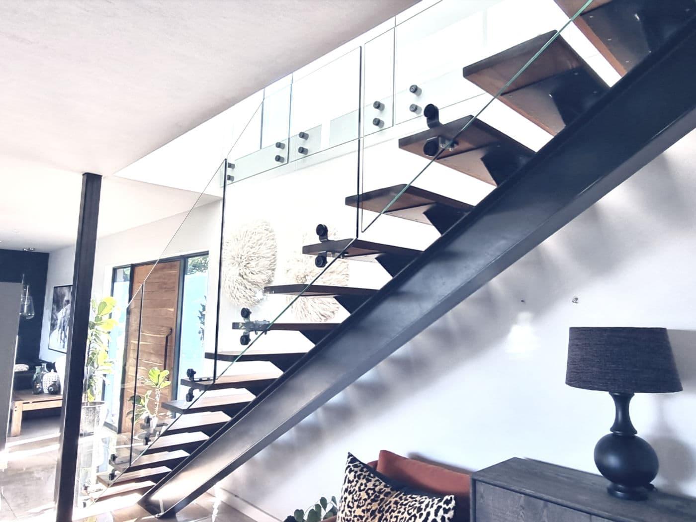 Side-mounted glass balustrade