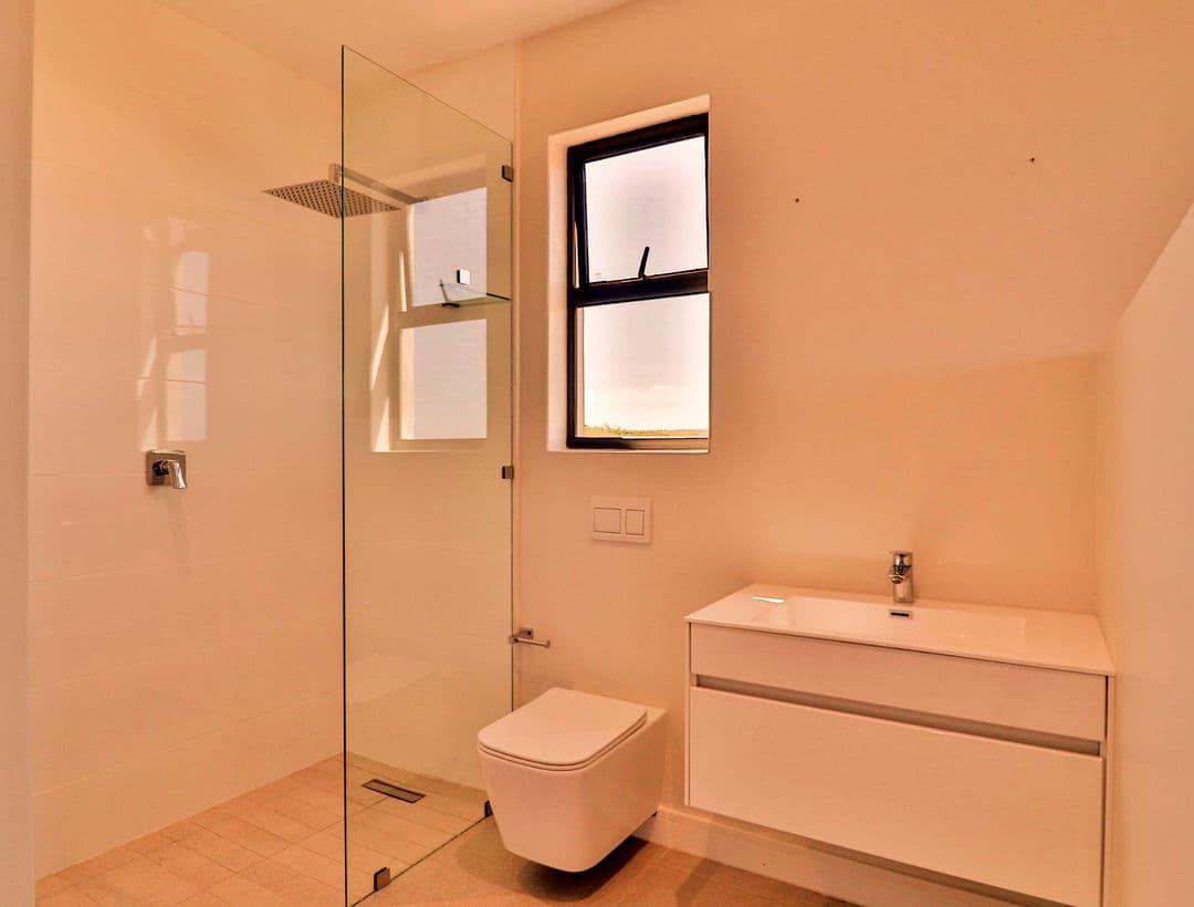 Frameless Shower Screens