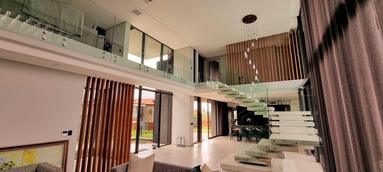 Frameless glass balustrade and floating staircase in a Trodak project
